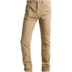 Nudie Jeans ADAM Chinosy beige. Brązowe eleganckie spodnie męskie Nudie Jeans, z bawełny. Za 579.00 zł.