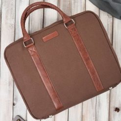 Torba męska na ramię lub do ręki wegańska do pracy na laptopa brązowa Paolo Peruzzi E-14-BR. Brązowe torby na laptopa męskie bez wzorów, z bawełny, małe. Za 159.99 zł.