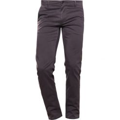 BOSS CASUAL SLIM Chinosy charcoal. Spodnie na co dzień męskie marki BOSS CASUAL. Za 419.00 zł.