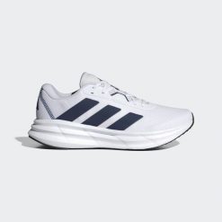 Buty Galaxy 7 Running. Białe buty do biegania męskie ADIDAS, bez wzorów, bez zapięcia, do biegania. Za 239.00 zł.