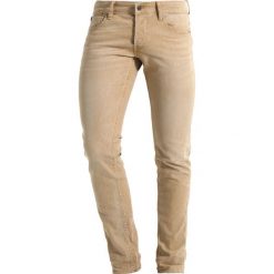 Le Temps Des Cerises Jeansy Slim Fit beige. Brązowe jeansy męskie Le Temps Des Cerises, z bawełny. W wyprzedaży za 375.20 zł.