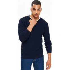 SWETER MĘSKI W SEREK STRUKTURALNY. Swetry męskie marki TOP SECRET. W wyprzedaży za 39.99 zł.