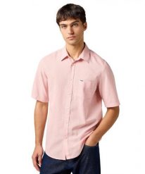 MESKA KOSZULA WRANGLER SS 1 PKT SHIRT SILVER PINK 112362676. Różowe koszule męskie Wrangler, l, bez wzorów, bez kołnierzyka, bez ramiączek. Za 179.99 zł.