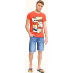 T-SHIRT KRÓTKI RĘKAW MĘSKI. Brązowe t-shirty męskie marki TOP SECRET, bez wzorów, z bawełny, bez kołnierzyka, bez ramiączek. W wyprzedaży za 29.99 zł.