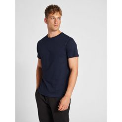 Koszulka Hummel Red Basic. Niebieskie t-shirty sportowe męskie HUMMEL, s, bez wzorów, z bawełny, sportowe, bez ramiączek. Za 117.00 zł.