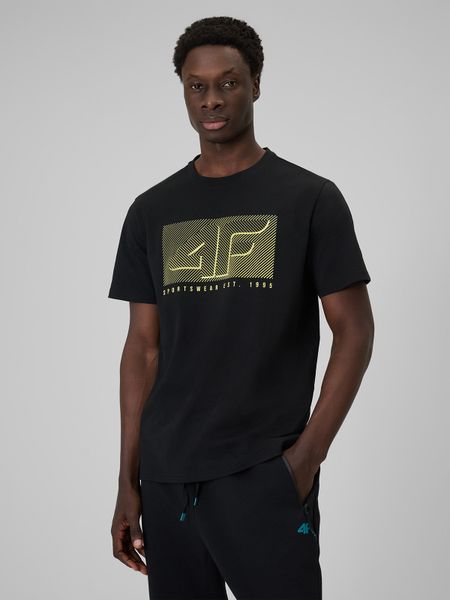 4F T-shirt regular z nadrukiem męski - czarny L. Czarne t-shirty męskie 4f, l, bez wzorów, z dresówki, bez kołnierzyka, bez ramiączek. Za 69.99 zł.