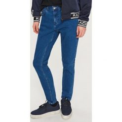 Klasyczne jeansy slim fit - Granatowy. Niebieskie sztyblety męskie marki Reserved, z jeansu, klasyczne. W wyprzedaży za 59.99 zł.