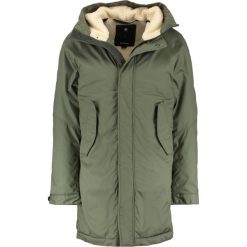 GStar Parka olive. Parki męskie marki G-Star. W wyprzedaży za 811.30 zł.