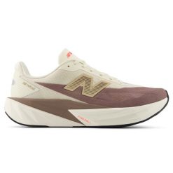 Buty męskie New Balance FuelCell Rebel v5 MFCXLY5 – beżowe. Brązowe buty do biegania męskie New Balance, bez wzorów, z gumy, bez zapięcia, do biegania. Za 749.99 zł.