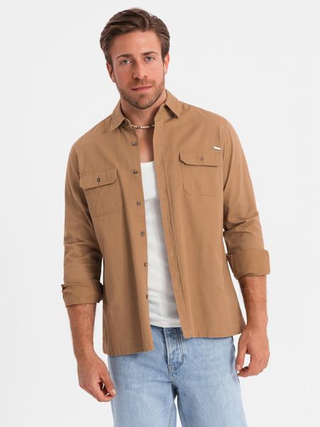 Męska bawełniana koszula REGULAR FIT z kieszeniami zapinanymi na guziki - camel V2. Brązowe koszule męskie Ombre Clothing, m, bez wzorów, z bawełny, bez kołnierzyka, bez ramiączek. W wyprzedaży za 69.99 zł.