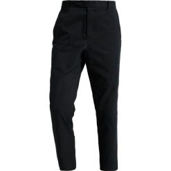 AllSaints KATO TROUSER Chinosy ink navy. Eleganckie spodnie męskie marki AllSaints. Za 529.00 zł.