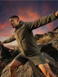 Wodoodporna kurtka softshell z kapturem - zielony. Zielone kurtki męskie Sinsay, l, bez wzorów, z softshellu, bez ramiączek, z kapturem. Za 119.99 zł.