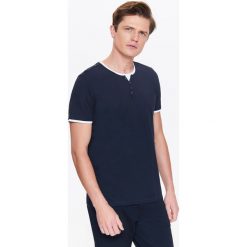 T-SHIRT MĘSKI Z BIAŁĄ WSTAWKĄ. T-shirty męskie marki TOP SECRET. W wyprzedaży za 19.99 zł.