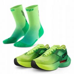 Zestaw biegacza: męskie buty sportowe i skarpety biegowe. Zielone buty do biegania męskie CEP, bez wzorów, bez zapięcia. Za 925.20 zł.