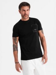 Bawełniany męski t-shirt z nadrukiem na kieszonce – czarny V1 - Rozmiar: M. Czarne t-shirty męskie Ombre Clothing, m, bez wzorów, z bawełny, bez kołnierzyka, bez ramiączek. W wyprzedaży za 112.49 zł.