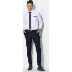 Biało-Granatowa Koszula Modern Line. Białe koszule męskie Born2be, z klasycznym kołnierzykiem, z długim rękawem. Za 39.99 zł.
