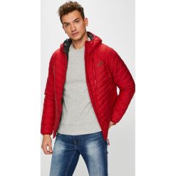 Jack Wolfskin - Kurtka. Czerwone kurtki męskie Jack Wolfskin, m, bez wzorów, z materiału, bez ramiączek, z kapturem. W wyprzedaży za 599.90 zł.