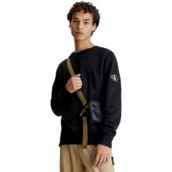 Bluza Calvin Klein Monogram Sleeve Badge Crew, Mężczyźni. Czarne bluzy nierozpinane męskie Calvin Klein, m, bez wzorów, z bawełny, bez ramiączek, bez kaptura. Za 390.00 zł.
