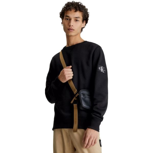 Bluza męskie Calvin Klein Monogram Sleeve Badge Crew. Czarne bluzy nierozpinane męskie Calvin Klein, m, bez wzorów, z bawełny, casualowe, bez ramiączek, bez kaptura. Za 390.00 zł.