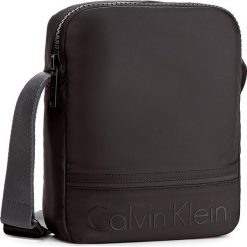 Saszetka CALVIN KLEIN - Matthew Reporter K50K502899 001. Saszetki męskie marki Calvin Klein. W wyprzedaży za 219.00 zł.