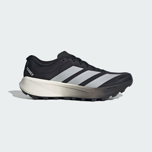 Buty do biegania w terenie Terrex Agravic 4. Białe buty do biegania męskie ADIDAS, bez wzorów, bez zapięcia, do biegania. Za 599.00 zł.