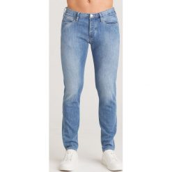 JEANSY Emporio Armani. Niebieskie jeansy męskie Emporio Armani, z aplikacjami, z bawełny. Za 629.30 zł.