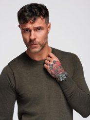 Męski sweter klasyczny z wiskozą BASIC z okrągłym dekoltem – oliwkowy melanż V17 - Rozmiar: S. Zielone swetry męskie Ombre Clothing, bez wzorów, z dzianiny, biznesowe, bez kołnierzyka, bez ramiączek. W wyprzedaży za 89.99 zł.