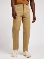 LEE MĘSKIE SPODNIE MATERIAŁOWE LEE RELAXED CHINO CLAY 112342933. Eleganckie spodnie męskie Lee, bez wzorów, z materiału. Za 209.99 zł.