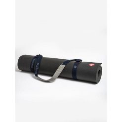 Pasek do transportu maty Manduka Commuter Mat Carrier - Odyssey. Niebieskie paski męskie MANDUKA, bez wzorów, sportowe. Za 89.99 zł.