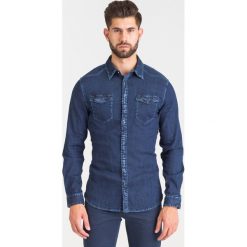 GRANATOWA JEANSOWA KOSZULA GUESS. Niebieskie koszule męskie Guess, l, z aplikacjami, z jeansu, bez kołnierzyka, bez ramiączek. Za 184.50 zł.
