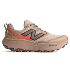 Buty męskie New Balance Fresh Foam X Hierro v9 MTHIERV9 – beżowe. Brązowe buty do biegania męskie New Balance, bez wzorów, z materiału, bez zapięcia, do biegania. Za 749.99 zł.