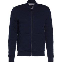 Club Monaco Kardigan navy. Niebieskie kardigany męskie Club Monaco, z bawełny. W wyprzedaży za 506.35 zł.