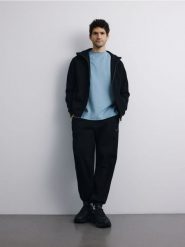 Rozpinana bluza z kapturem - czarny. Czarne bluzy rozpinane męskie Reserved, l, bez wzorów, z dzianiny, bez ramiączek, z kapturem. Za 139.99 zł.