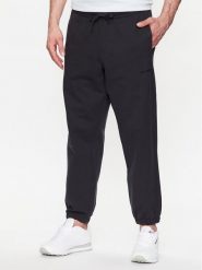 New Balance Spodnie dresowe MP23551 Czarny Relaxed Fit. Czarne spodnie dresowe męskie New Balance, bez wzorów, z bawełny. W wyprzedaży za 229.99 zł.