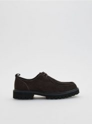 Zamszowe półbuty - ciemnobrązowy. Brązowe eleganckie półbuty męskie Reserved, z zamszu, bez obcasa, bez zapięcia. Za 279.99 zł.