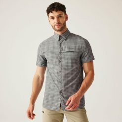 Travel Packaway męska koszula z krótkim rękawem. Zielone koszule męskie Regatta, m, bez wzorów, bez kołnierzyka, bez ramiączek. Za 232.00 zł.