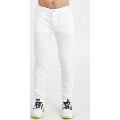 JEANSY EMPORIO ARMANI. Jeansy męskie Emporio Armani, bez wzorów, z jeansu. W wyprzedaży za 543.20 zł.