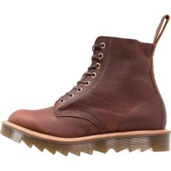 Dr. Martens PASCAL Botki sznurowane dark tan. Buty zimowe męskie marki Dr. Martens. W wyprzedaży za 474.50 zł.