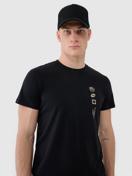 4F T-shirt regular z nadrukiem męski - czarny S. Czarne t-shirty męskie 4f, m, bez wzorów, z bawełny, bez kołnierzyka, bez ramiączek. W wyprzedaży za 59.99 zł.
