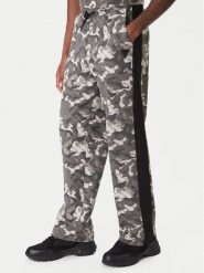 Guess Spodnie dresowe Z6RB02 K9YI1 Szary Regular Fit. Szare spodnie dresowe męskie Guess, z aplikacjami, z bawełny. Za 399.99 zł.