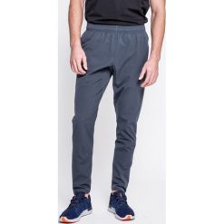 Under Armour - Spodnie Out & Back. Niebieskie długie spodnie sportowe męskie Under Armour, bez wzorów, z poliesteru. W wyprzedaży za 179.90 zł.