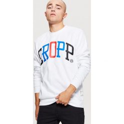 Bluza z nadrukiem Biały. Bluzy nierozpinane męskie marki Cropp. W wyprzedaży za 39.99 zł.