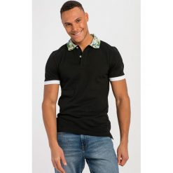 Koszulka polo w kolorze czarnym. Czarne koszulki polo męskie marki Jimmy Sanders, bez wzorów, bez kołnierzyka, bez ramiączek. W wyprzedaży za 84.95 zł.