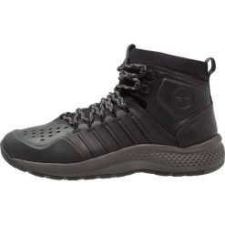 Timberland FLYROAM TRAIL MID Botki sznurowane blackout. Buty zimowe męskie marki Timberland. W wyprzedaży za 344.50 zł.