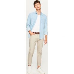 Jeansowa koszula slim fit - Niebieski. Koszule męskie Reserved. W wyprzedaży za 39.99 zł.
