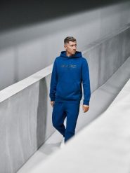 4F Bluza dresowa regular z kapturem męska 4F x Robert Lewandowski - granatowa XXL. Niebieskie bluzy z kapturem męskie 4f, m, bez wzorów, z bawełny, z kapturem. Za 199.99 zł.