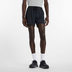 Spodenki męskie New Balance MB6180TABK – czarne. Czarne szorty sportowe męskie New Balance, bez wzorów, z materiału, sportowe. Za 199.99 zł.