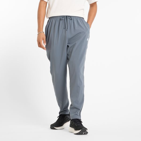 Spodnie męskie New Balance MP51904GT – szare. Szare długie spodnie sportowe męskie New Balance, bez wzorów, z materiału. Za 199.99 zł.