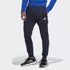 Spodnie dresowe męskie adidas Essentials Fleece Regular Tapered Cargo. Białe spodnie dresowe męskie ADIDAS, bez wzorów, z dresówki. Za 199.00 zł.