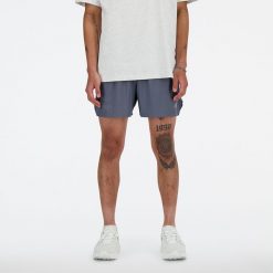 Spodenki męskie New Balance MS41286GT – szare. Szare szorty sportowe męskie New Balance, bez wzorów, z materiału, sportowe. Za 299.99 zł.